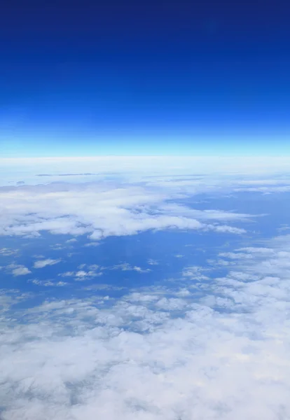 Błękitne niebo chmury widok z samolotu samolot słoneczny dzień — Zdjęcie stockowe
