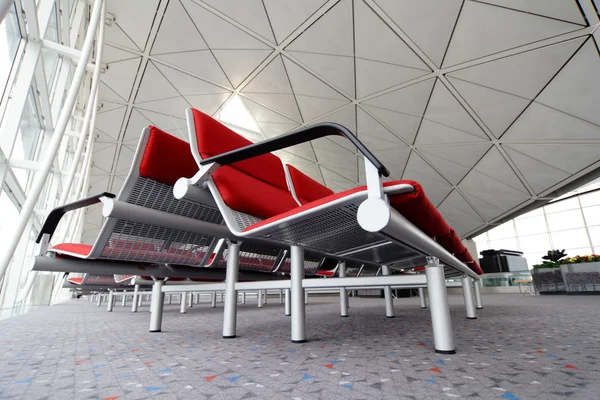 Fila de silla roja en el aeropuerto de Hong Kong — Foto de Stock