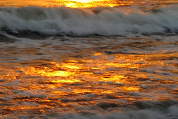 Золотий море з хвиля — стокове фото