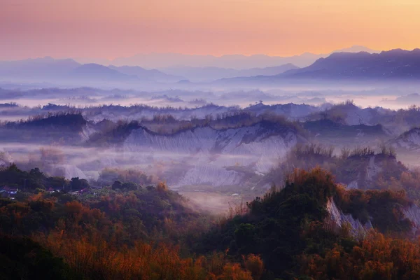 Misty mountains in the distance — Stock Photo, Image