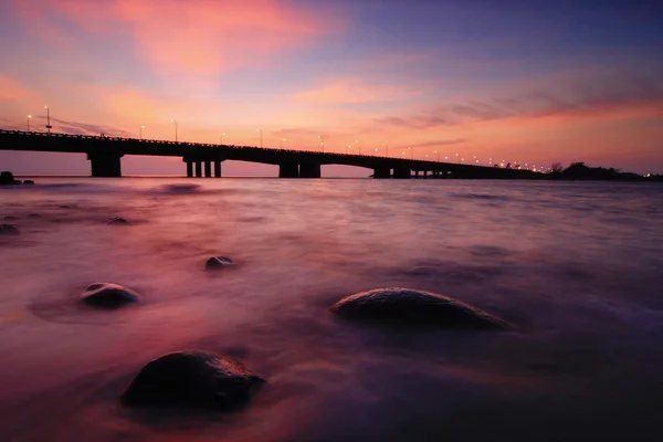 Prachtige zonsondergang met een brug — Stockfoto