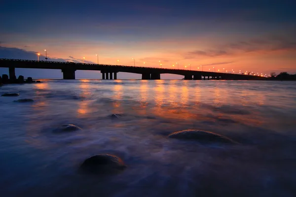 Υπέροχο ηλιοβασίλεμα με μια γέφυρα — Φωτογραφία Αρχείου