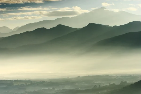 Ранкове сонце з туманом — стокове фото