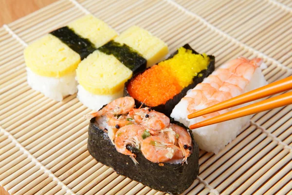 Délicieux sushi japonais — Photo