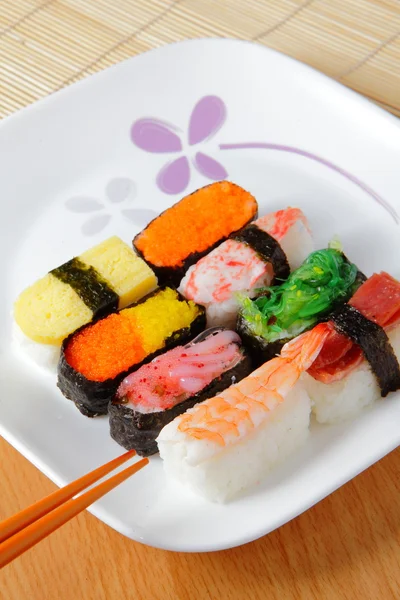 Ιαπωνία νόστιμο σούσι με λευκή πινακίδα — Φωτογραφία Αρχείου