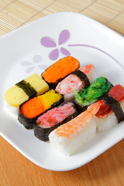 Heerlijke japan sush met witte plaat — Stockfoto