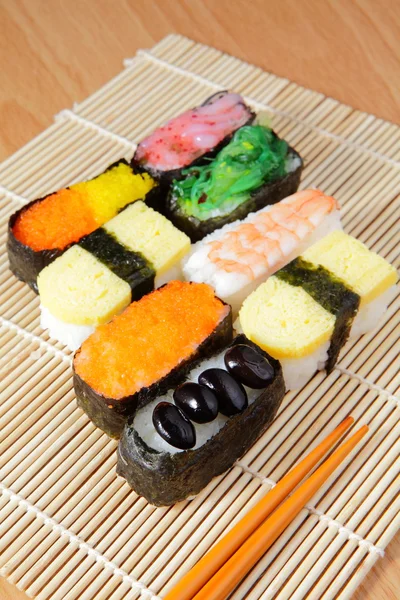 Вкусные японские суши — стоковое фото
