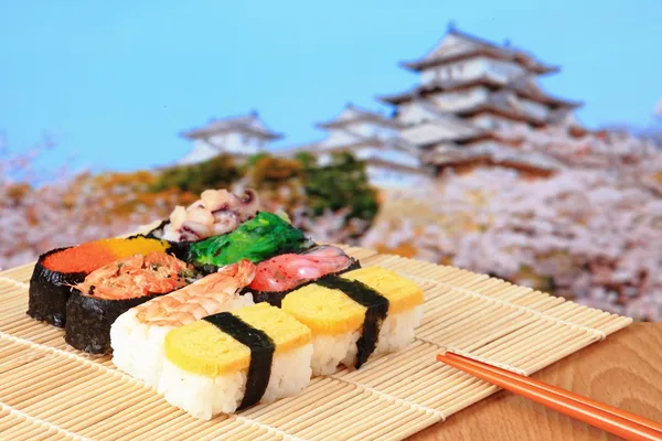 美味日本寿司与日本风格的城堡 — 图库照片