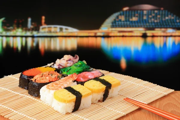 Güzel Japonya gece sahneleri ile lezzetli Japon suşi mix — Stok fotoğraf