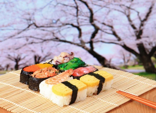 美味日本寿司和粉红色的樱花 — 图库照片