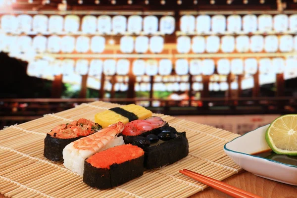 Deliciosa mezcla de sushi japonés con hermosas escenas nocturnas de Japón — Foto de Stock