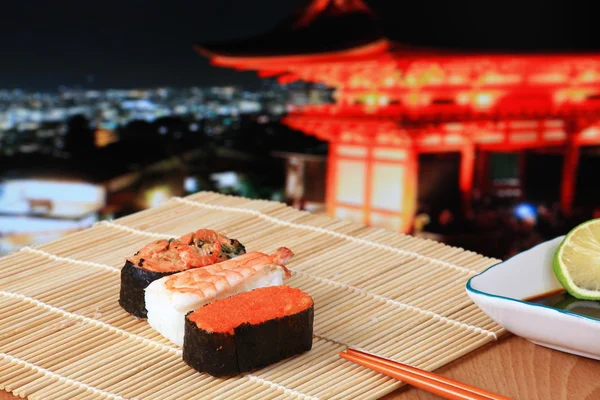 Вкусные японские суши смешиваются с красивыми японскими ночными сценами — стоковое фото