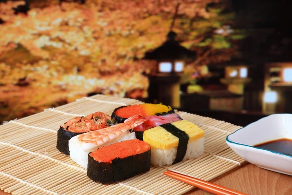 Läckra japanska sushi mix med vackra japan nattscener — Stockfoto
