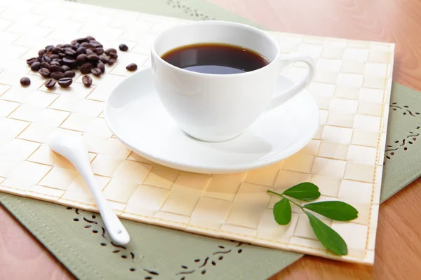 Chicco di caffè e caffè caldo con foglia verde — Foto Stock