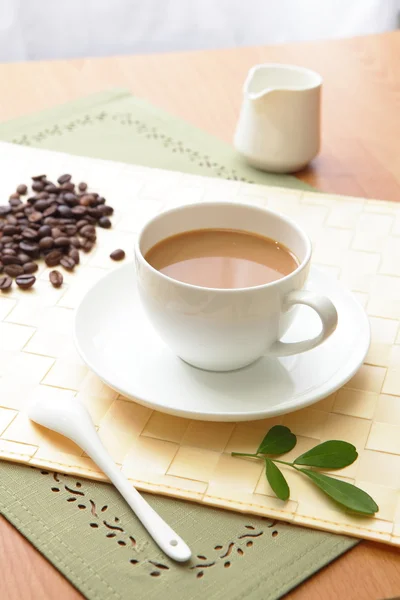 Φασολιών καφέ και ζεστό καφέ με πράσινο φύλλο — Φωτογραφία Αρχείου