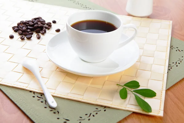 Chicco di caffè e caffè caldo con foglia verde — Foto Stock