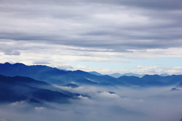 Горы с морем облаков — стоковое фото