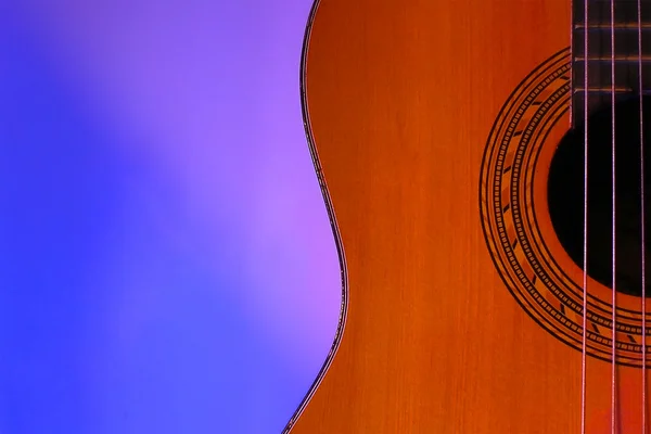 Bela curva de guitarra em luz azul — Fotografia de Stock
