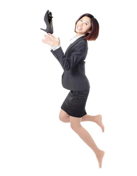 Jonge zakenvrouw gelukkig springen en schoenen gooien in de lucht — Stockfoto
