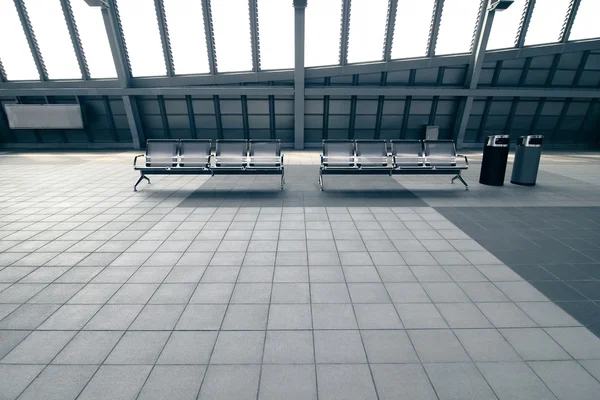 Chaises métalliques dans la zone d'attente sur la station — Photo