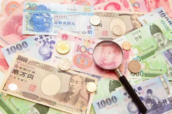 Moneda asiática, lupa y fondo de moneda asiática —  Fotos de Stock