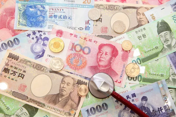 Asiatiska valuta, stetoskop och bakgrund av asiatiska valuta — Stockfoto