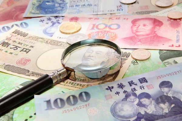 亚洲货币和放大镜 — 图库照片