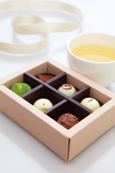 Ručně vyráběné čokoládové (lahodné a sladké) s zelený čaj — Stock fotografie
