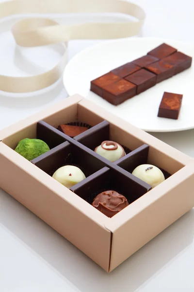 Vynikající ruční sladká čokoláda s mašlí — Stock fotografie