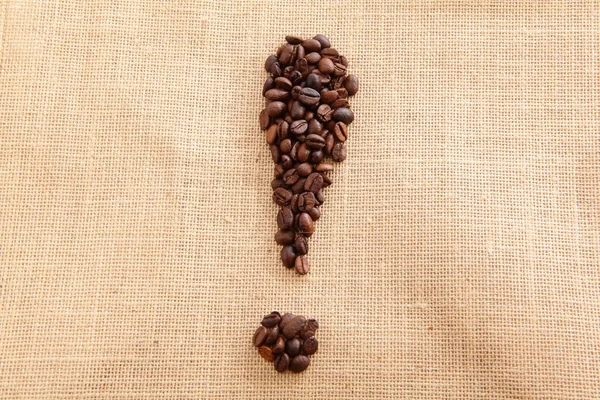 Grãos de café sobre fundo de linho (ponto de exclamação  ) — Fotografia de Stock
