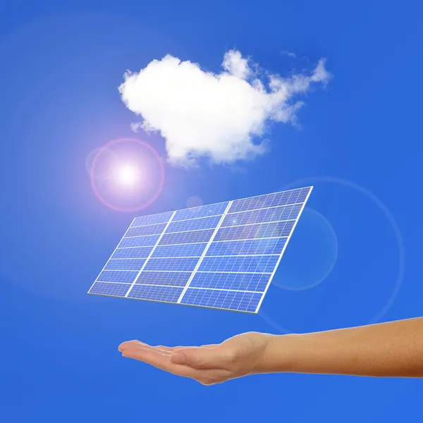 Mão com painel solar, luz solar e fundo céu azul — Fotografia de Stock