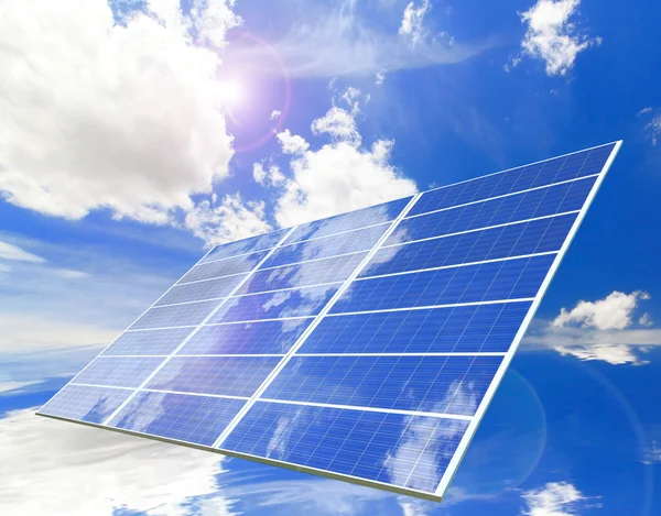 Solar panel met weerspiegeling van blauwe hemel en witte wolk — Stockfoto