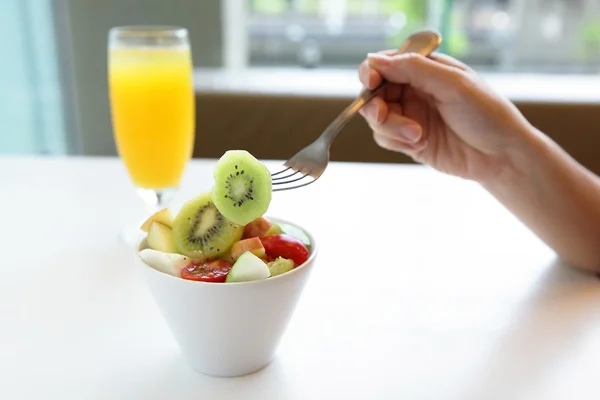 Egészséges reggeli közé tartozik, gyümölcs és saláta — Stock Fotó