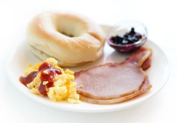 Вкусный завтрак (яйцо и ветчина), полезный для здоровья — стоковое фото