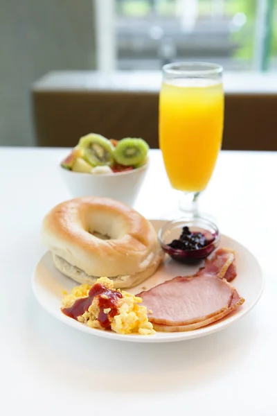 Lezzetli kahvaltı dahil ve jambon, portakal suyu, yumurta, salata — Stok fotoğraf