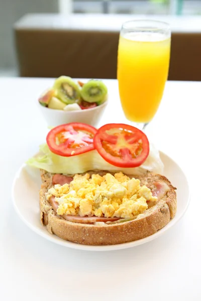Delicioso desayuno incluye huevo, tomate, tostadas y zumo de naranja — Foto de Stock