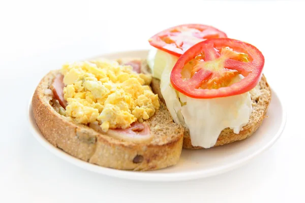 Yumurta, domates, kızarmış ekmek nefis bir kahvaltı dahil — Stok fotoğraf
