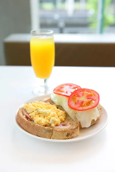 美味的早餐包括鸡蛋、 番茄、 烤面包和桔子汁 — 图库照片