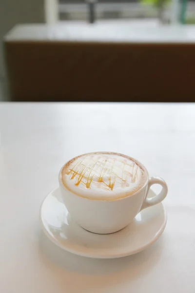 一杯咖啡与美丽焦糖色素 — 图库照片