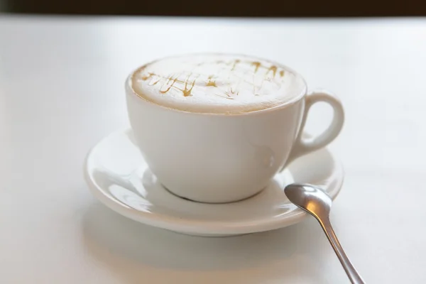 Bir fincan kahve ile güzel bir karamel — Stok fotoğraf