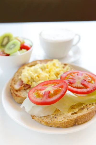 Delicioso desayuno incluye huevo, tomate, tostadas y café — Foto de Stock