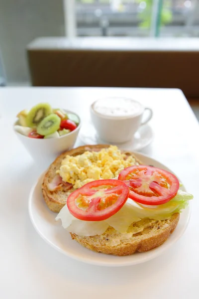 Lezzetli kahvaltı dahil yumurta, domates, kızarmış ekmek ve kahve — Stok fotoğraf