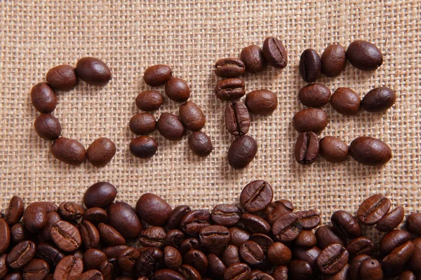 Kaffebönor på linne bakgrund — Stockfoto