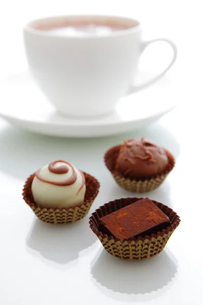 Νόστιμα χειροποίητα σοκολάτα με το ένα φλιτζάνι καφέ — Φωτογραφία Αρχείου