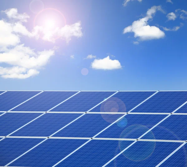 太阳能电池板与阳光和蓝色天空背景 — 图库照片