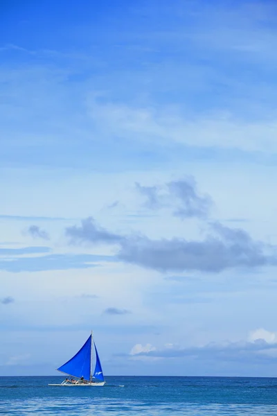 Wunderschönes Meer und Segelboot — Stockfoto