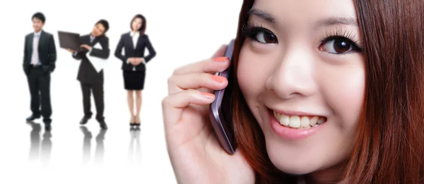 Jonge zakenvrouw spreken van mobiele telefoon met zoete glimlach — Stockfoto