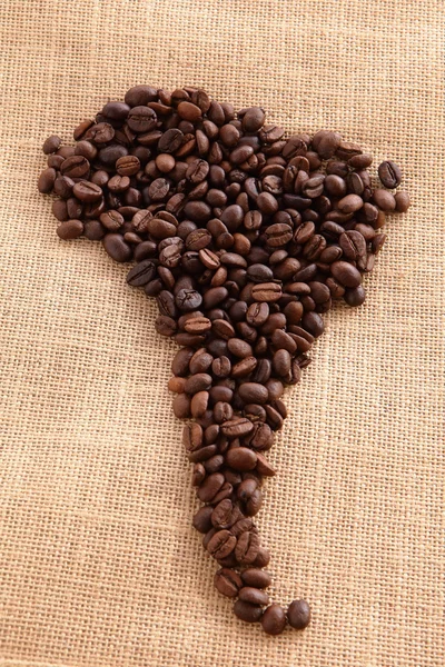 Sud America continente fatto con chicchi di caffè su sfondo lino — Foto Stock