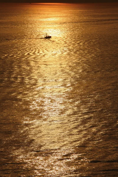 Рибальський човен на золотому заході сонця — стокове фото