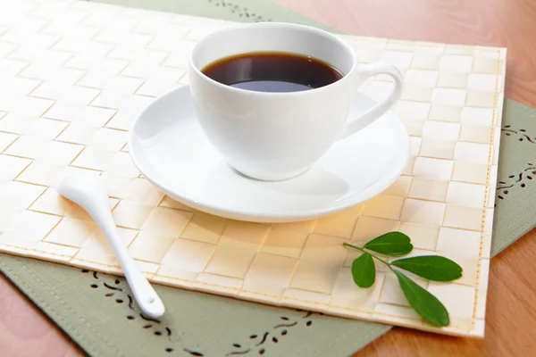 Schwarzer Kaffee in einer weißen Tasse — Stockfoto